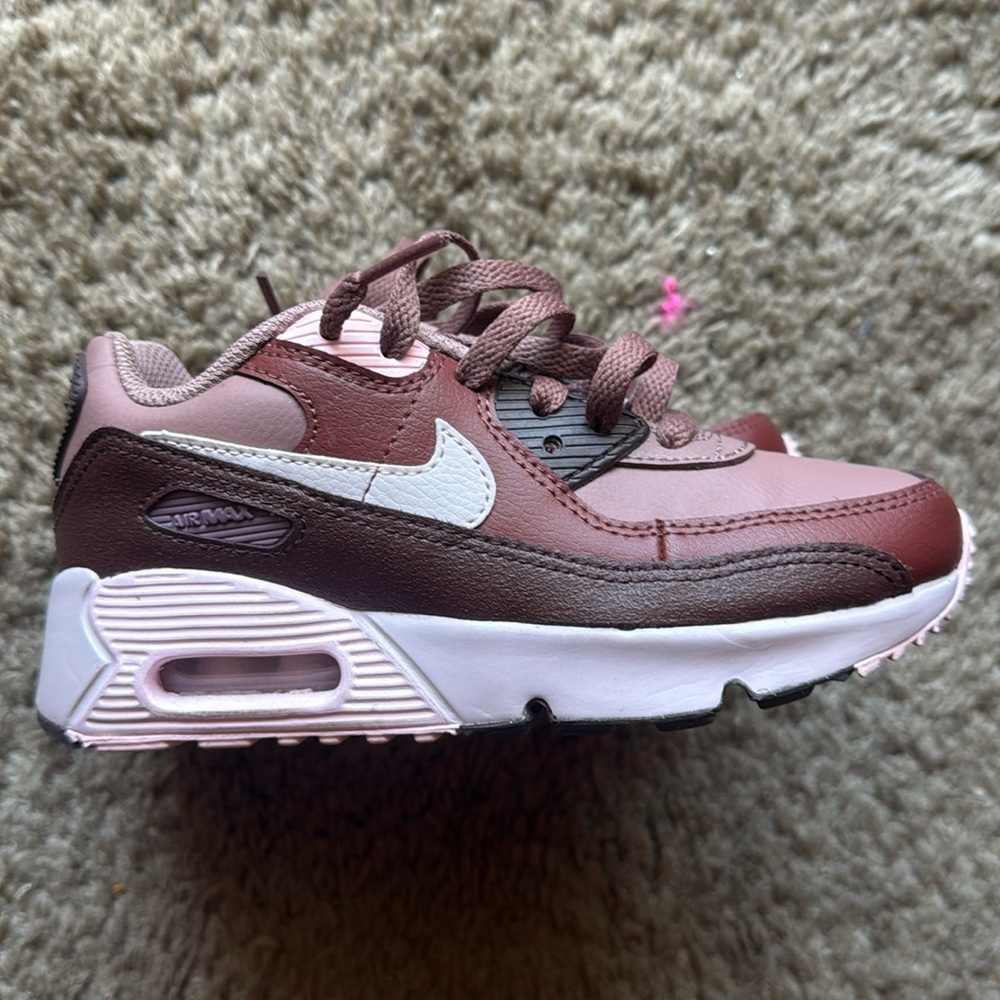 Nike Pink Air MAX Sneakers with Low-Top Silhouette and Lace-Up Design